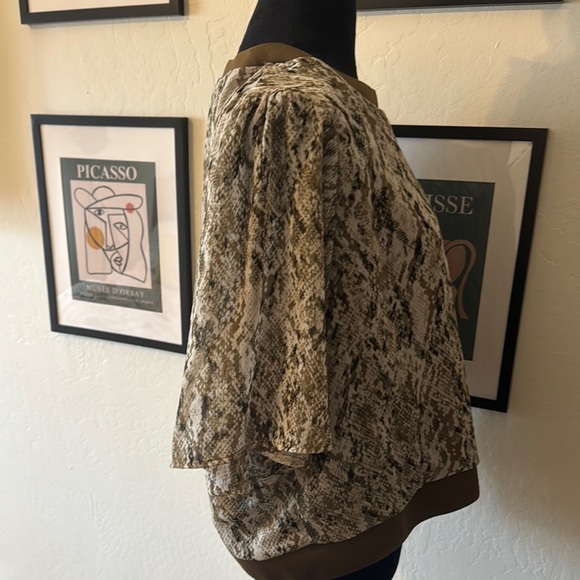 DKNY Tan and Cream 3/4 Sleeve Boxy Blouse - NWOT - Picture 4 of 7